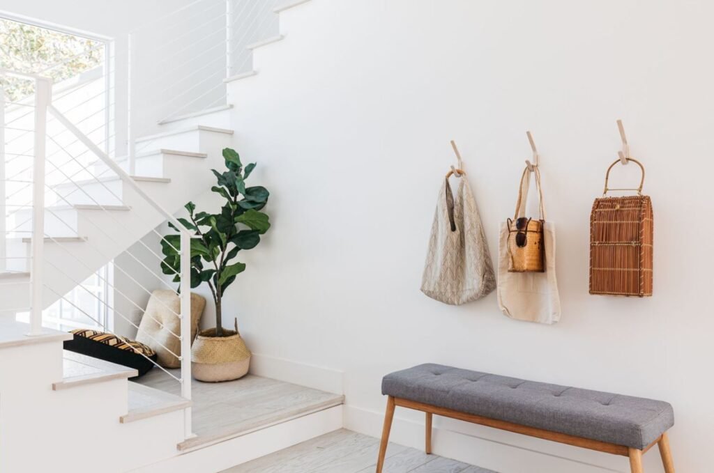 Stylish entryway bench design for a comfortable and organized entrance